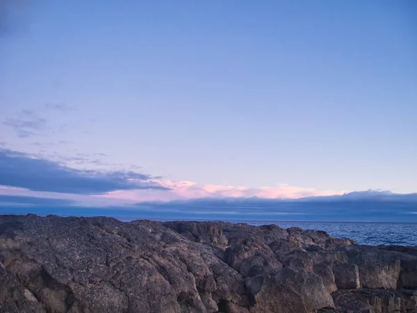 Rocas Atardecer Cielo Claro Con Luces Suaves — Foto de Stock