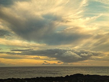 Gökyüzünde bir grup bulut HDR