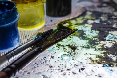 tablo ve boya fırçaları, yaratıcı süreç