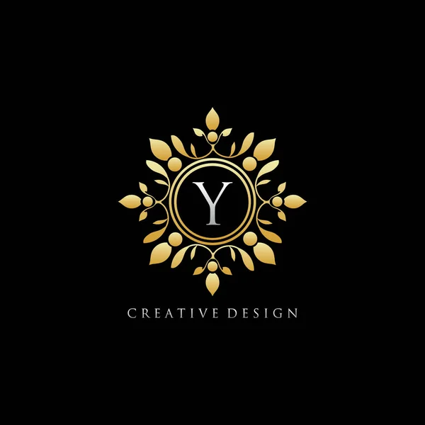 Design Logo Golden Royal Boutique Badge — Vetor de Stock