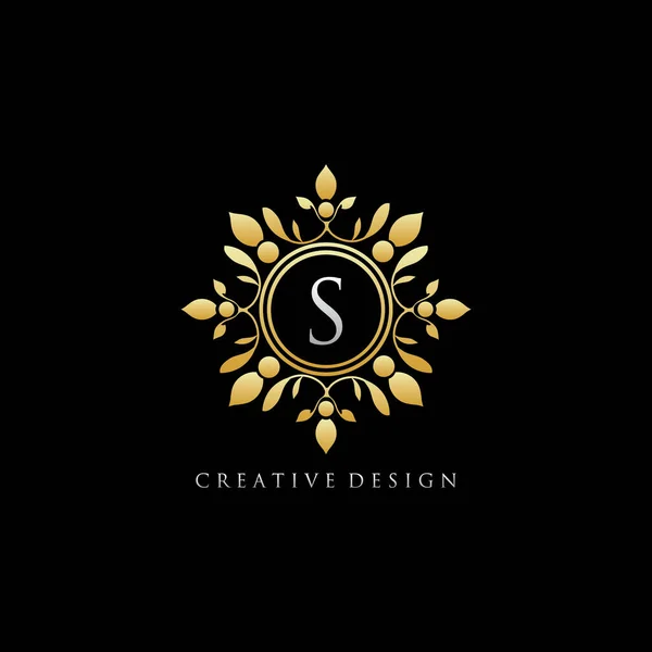 Design Logo Golden Royal Boutique Badge — Vetor de Stock