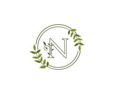 Beauty N Letter Çiçek Logosu. Çemberli N harfi yeşil çiçek deseni tasarımı moda, mücevher, güzellik salonu, otel logosu için mükemmel. Kozmetik, Spa Logosu. Tatil ve Restoran Logosu. 
