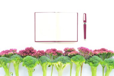 Brokoli ve defter ile çiçek sınır