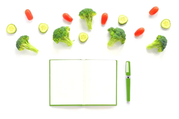 Broccoli, tomater och gurkor sammansättning med gröna notebook — Stockfoto