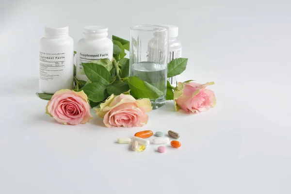 Gruppo Biberon Integratore Bellezza Rose Con Pillole Sfondo Bianco Composizione — Foto Stock