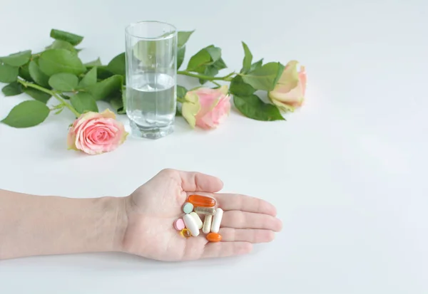 Supplemento Bottiglia Bellezza Mano Con Pillole Sfondo Bianco Composizione Farmaceutica — Foto Stock