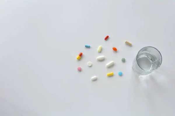 Vitaminen Supplementen Tabletten Een Witte Achtergrond Close Top View Farmaceutische — Stockfoto