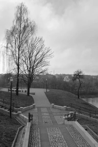 Nehir kıyısında yürüyüş yolu, Hrodna, Belarus