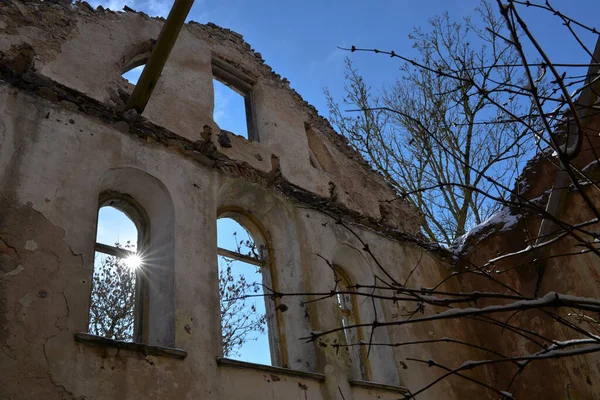 Penceresi ve çatısı olmayan bina.