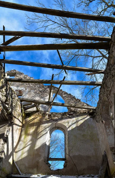 Çatısı olmayan ev..