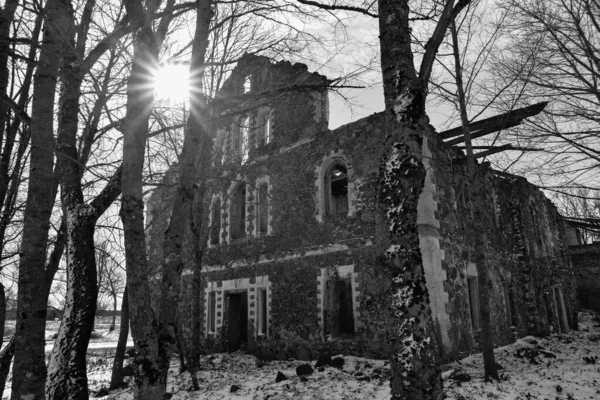 Terk edilmiş malikane, kış zamanı..