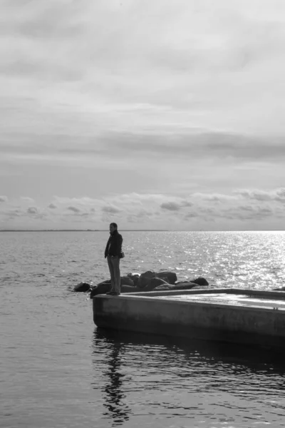 Rıhtımda yalnız bir adam.