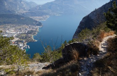Dağdan Garda Gölü 'ne bahar manzarası.