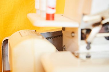 Sarı dermanin üzerine bir hobi için basit bir Sovyet yapımı kapı kilidi..