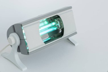 ev dezenfeksiyonu için mavi ışığı olan kompakt kuvars lambası, metin için boşluk, virüslerden korunma ve koronavirüs salgını, evde yalnızlık için sağlık hizmeti