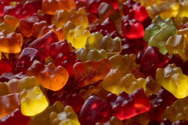 Farklı renklerde parlak meyve reçeli ayıcıkları, sağlıksız yiyecekler. 