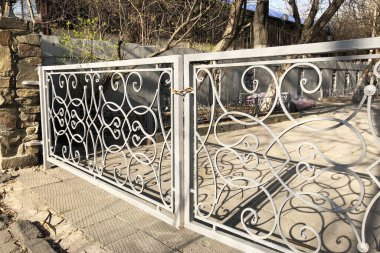 Gri demir çit zincir ve asma kilit ile kapatılmış, içeri girmesi yasak, kısıtlamalar, özel mülk, evde kalma kavramı