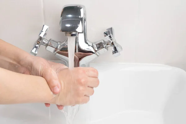 Criança Lava Mãos Sob Torneira Com Água Derramando Banheiro Cuidados — Fotografia de Stock