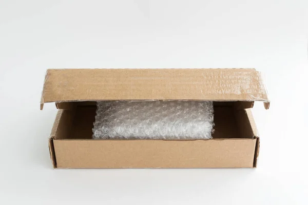 透明なバブル包装フィルムの入った段ボール箱を開き 商品を箱に詰め オンラインショッピング注文の配達 オンライン配達の概念 — ストック写真