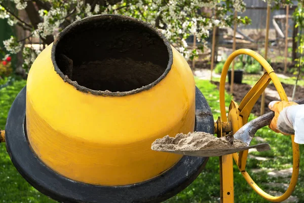 Gelber Betonmischer Für Den Hausgebrauch Steht Garten Eines Landhauses Und — Stockfoto