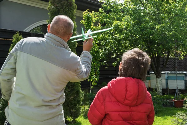 Senior Opa Hält Grüne Spielzeugflugzeuge Und Lehrt Seinen Enkel Wie — Stockfoto