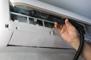 İşçilerin el fırçası taşınabilir buhar jeneratöründen tutun. Havalandırma bölme sistemi, toz, alerji, kirli hava, mikroplar, sağlık konsepti için buhar buharı.