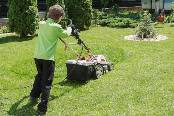 Junge Mäht Mit Rasenmäher Gras Hof Das Kind Hilft Erwachsenen — Stockfoto