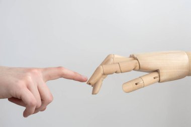 Genç kadın ve yapay ahşap el parmaklar, arkadaşlık konsepti, farklı vücut türleri arasındaki iletişim