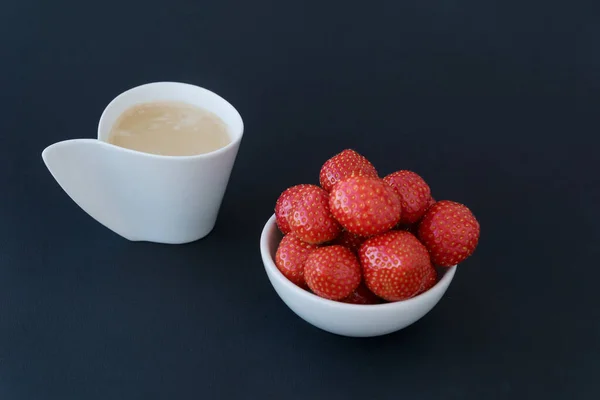 Bir Fincan Kahvenin Beyaz Kahve Tomografisi Parlak Sulu Çilekli Küçük — Stok fotoğraf