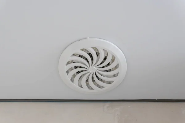 Yuvarlak vantilatörlü, beyaz tavanlı bir daire. Havalandırma sisteminin kurulumu. Yenileme konsepti.