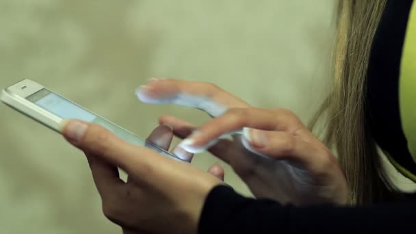 Bir akıllı telefon kullanan bir genç kız, güzel eller — Stok video