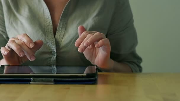 Närbild kvinnor att skriva på Ipad vid bordet — Stockvideo