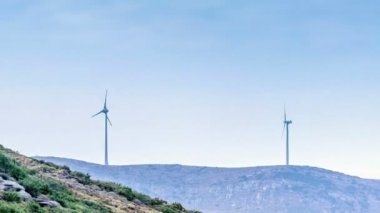 Bir dağ en iyi zaman atlamalı üzerinde enerji yel değirmenleri