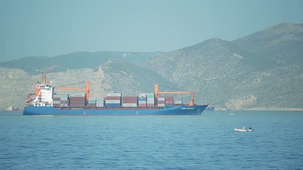 Llamada de barco de carga en la vista del puerto — Vídeo de stock