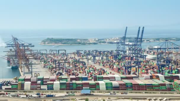 Нестандартный взгляд на грузовой порт — стоковое видео