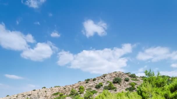 Abstrakte Bewegung der Wolken über dem Berg — Stockvideo