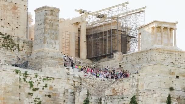 Πλήθη τουριστών ανεβείτε την πάροδο του χρόνου Ακρόπολη — Αρχείο Βίντεο