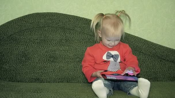 Schattig meisje zittend op de Bank thuis met Tablet — Stockvideo