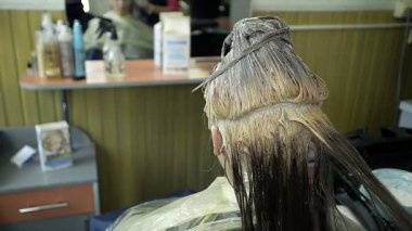 Genç kız boyalı saç Güzellik Salonu