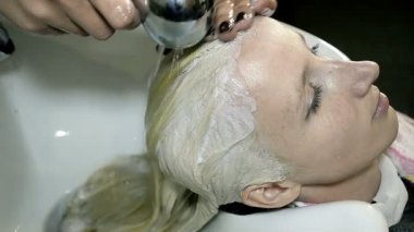 Şampuan genç kız saç yıkama stilist