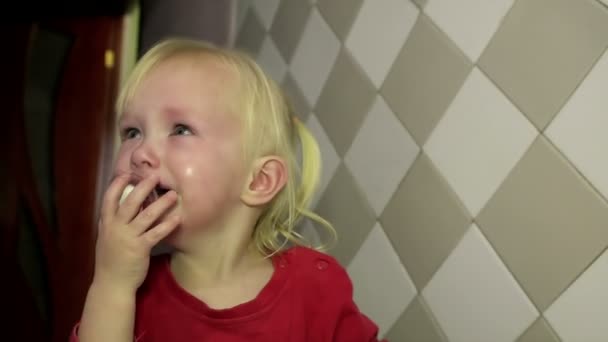 Närbild lilla flickan gråter tungt — Stockvideo