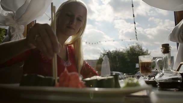 Menina comendo Sushi com Chopsticks mergulhando em molho de soja — Vídeo de Stock