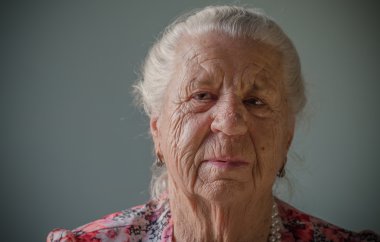 Kameraya bakarak Closeup büyükanne