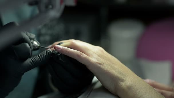 Primer plano de una chica haciendo una manicura en un salón de belleza — Vídeos de Stock