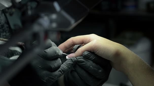 Mulher pinta suas unhas em um salão de beleza — Vídeo de Stock