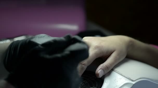 Primer plano de una chica haciendo una manicura en un salón de belleza — Vídeos de Stock