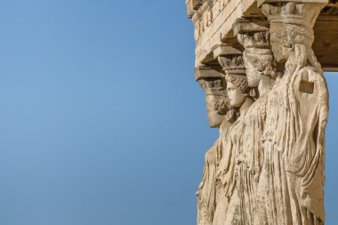 Yakın çekim Caryatids heykelleri