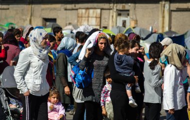 Suriyeli mülteciler için yiyecek bir çadır kampında mülteciler için queuing kalabalık