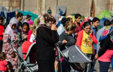 Suriye kadın bir kampta yiyecek için Suriyeli mülteciler için queuing 