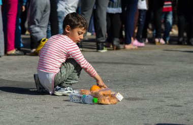 Suriye çocuk yemek bir kampta kaldırımda Suriyeli mülteciler için korur. 